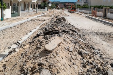 Yol genişletme, zemin yenileme ve yerleşim alanının ortasında kaldırımların inşası için kamu çalışmalarının moloz yığınları