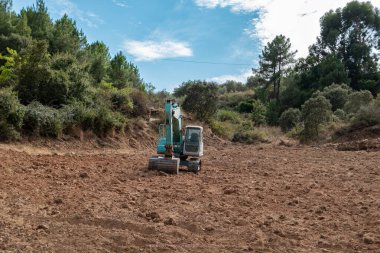 Ormanların tahrip edilmesi ve tarım tarlaları için arazi hazırlığı sonrasında kepçe doldurucu