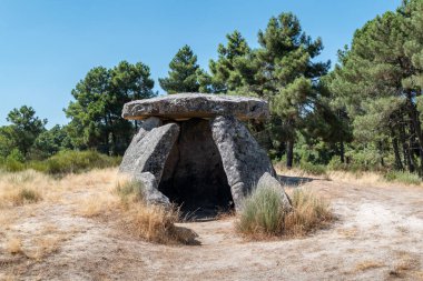 Anta da Fonte Coberta, Alijo belediyesinde, Tras-os-Montes ve Portekiz 'deki Alto Douro' nun doğal güzellikleriyle çevrili tarih öncesi bir hazine.