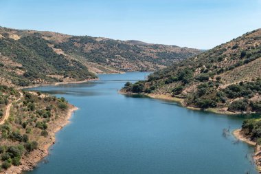 Sabor Nehri dağlar ve açık gökyüzü arasında süzülüyor. Portekiz, Tras os Montes 'te bir barış ve vahşi yaşam sığınağı.