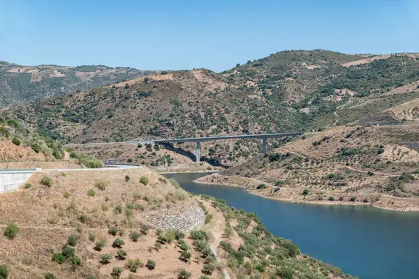 Tras-os-Montes 'teki Sabor Nehri Panoraması. Portekiz 'de parlak bir güneşin altında dağları doğal güzellikler arasında birleştiren bir köprü.