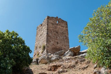 Arka planda Mavi Gökyüzü olan Penas Roias Kalesi 'nin ana kulesi. Portekiz 'in Tras-os-Montes şehrinde güç ve tarihin sembolü.