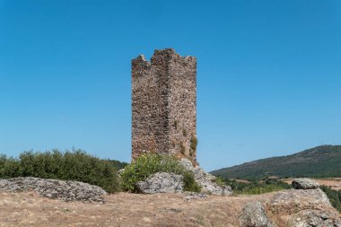 Portekiz 'in Tras-os-Montes şehrinde arka planda mavi gökyüzü olan Penas Roias Kalesi.