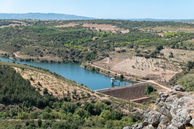 Tras os Montes 'teki Penas Roias barajının panoramik manzarası, Portekiz' deki tarım arazileri ve doğal manzaralarla çevrili.