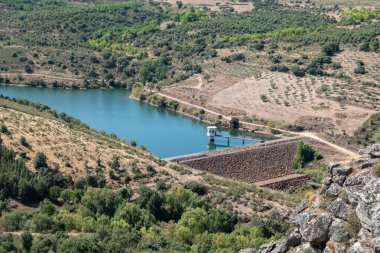 Portekiz 'in Tras os Montes kentindeki tarım arazileri ve doğal manzaralarla çevrili etkileyici Penas Rias barajı.