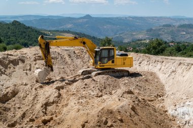 Sürüngen kazıcısı tarımsal sulama için su depolamak üzere bir baraj inşaatında çalışıyor