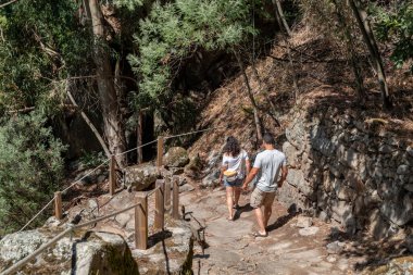 Portekiz, Vila Real 'de Passadios' un yoğun bitki örtüsü arasında yürüyen turistler Corgo yapıyorlar.