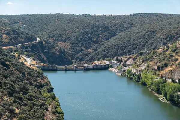 Dağlarla ve yemyeşil topraklarla çevrili Portekiz 'deki Douro Nehri üzerindeki Miranda do Douro hidroelektrik barajı.