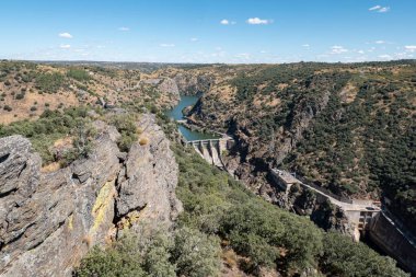 Penha das Torres 'in Miranda do Douro' daki Castro Barajı 'nın panoramik manzarası. Uluslararası hidroelektrik mühendisliğinin gerçek bir örneği