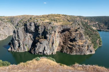 Miranda do Douro 'daki Douro Nehri' nin çarpıcı panoramik manzarası. Portekiz 'de parlak mavi gökyüzü altında kaya oluşumları empoze etmek