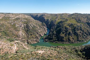 Picote 'deki Douro Nehri üzerindeki panoramik manzara, Miranda do Douro, Portekiz