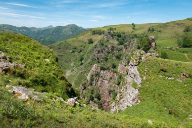 Fransız Bask Bölgesi, Itxassou 'daki Artzamendi Dağı' nda bir bahar günü kaya oluşumları ve derin uçurumlar