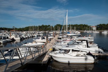 Capbreton 'lu Marina, Fransa' da mavi gökyüzünün altında demirlemiş tekne ve yatlarla.
