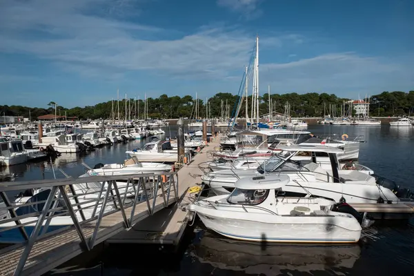 Capbreton 'lu Marina, Fransa' da mavi gökyüzünün altında demirlemiş tekne ve yatlarla.