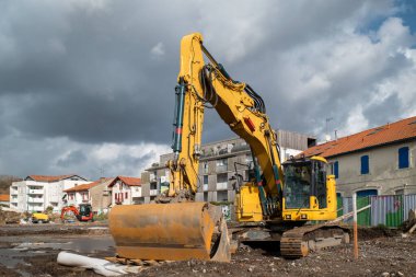 Konut inşaatı için araziyi düzleştiren kepçe yükleyici