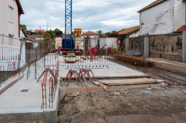 İnşaat alanı beton yapı ve inşaat ekipmanları ile devam ediyor