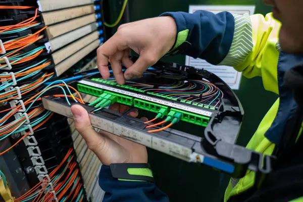 Fiber optik teknisyen fiber optik dolaptaki bir hatayı düzelterek bazı müşterileri ağ erişiminden mahrum bıraktı
