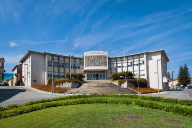 Agueda adliye binasının mimari detayları. Etkileyici bahçesi giriş merdivenlerinin yanında.