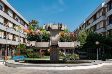Portekiz, Agueda 'da renkli süslemeler ve yeşilliklerle çevrili kamu meydanındaki beton çeşmesi