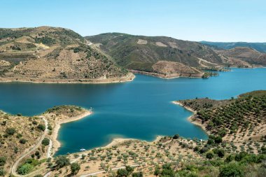 Tras-os-Montes dağlarının güzelliği ve Sabor Nehri 'nin büyüsü. Portekiz 'de bir huzur ve doğal güzellik cenneti.