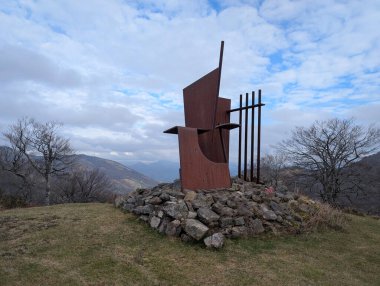 İspanyol İç Savaşı sırasında ve sonrasında Navarre 'ın kuzeyindeki Irurita' da yolu açan işçilerin anısına.