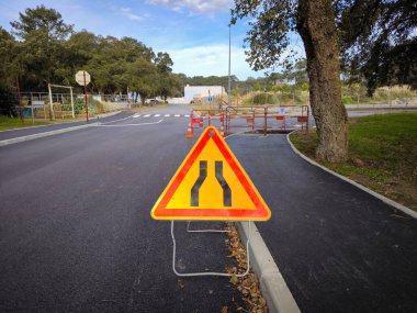 Yol çalışması uyarısı, şerit azaltma işareti ve kısmi yol tıkanıklığı.