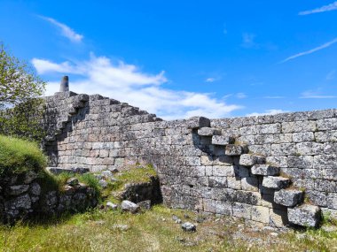 Kale ve duvarlarla çevrili Ansiaes köyü. Duvara çıkan merdivenler ve Portekiz 'de yüksek bir jeodezik işaret var.