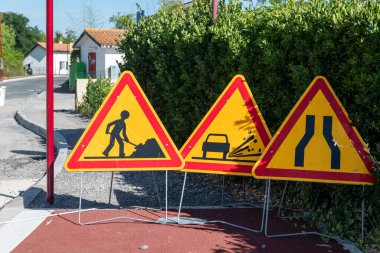 Yol çalışması uyarı tabelaları, yol işçilerini uyarma, çakıl dökülme riski ve dar yol daralma