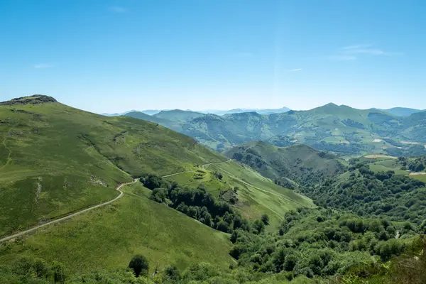Fransa 'daki Pireneler-Atlantiklerdeki Autza / La Rhune Dağı' nın panoramik manzarası