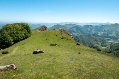 Autza Dağı 'nın tepesindeki doğal güzellik, Fransız Bask Ülkesi' nde çarpıcı bir manzara.