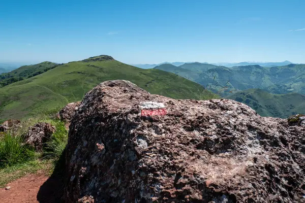 Fransa 'daki Autza Dağı' nda, yürüyüşçüler ve turistler için bir işaret var. Bu da doğru yolda olduklarını gösteriyor.