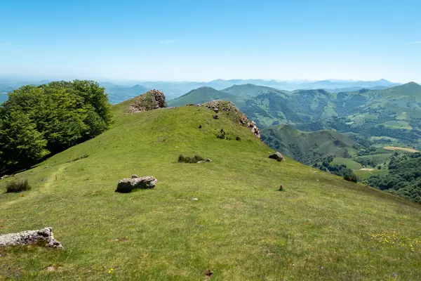 Autza Dağı 'nın tepesindeki doğal güzellik, Fransız Bask Ülkesi' nde çarpıcı bir manzara.