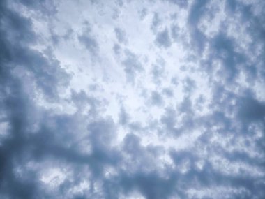 Yoğun gri bulutlarla dolu dramatik bir gökyüzü eşsiz bir atmosfer manzarası yaratıyor.