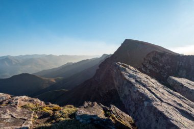 Bidarray Dağı 'nın panoramik manzarası. Görkemli zirveleri, Fransız Bask Ülkesi' nin göbeğindeki bir sabah sisinde gizlenmişti.