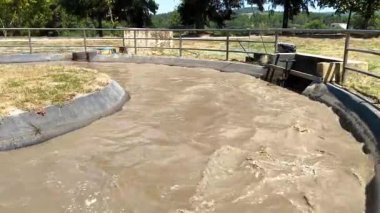 Atık su arıtma kanaldan sürekli akan su akışı