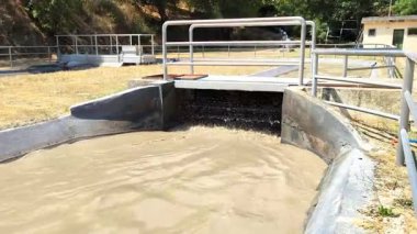 Atık su arıtma tesisi tarama şebekeleri devrede, arıtılacak atık suları gösteriyor