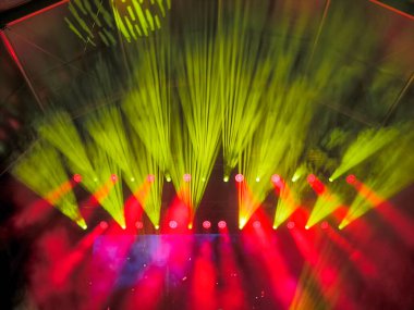 Açık bir yaz haccında ışık, duman ve renklerin görsel efektleriyle canlı müzik etkinliği