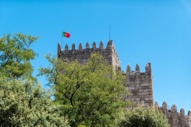 Yüksek kuleleri ve siperleri olan Guimaraes 'e granit takviyesi yapmak ve başımızda Portekiz bayrağı dalgalandırmak.