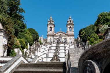 Portekiz 'deki Bom Jesus de Braga' nın muazzam zigzag merdiveninin ön ve yükselen manzarası