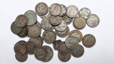 Beyaz arka planda eski paralar, nadir paralar