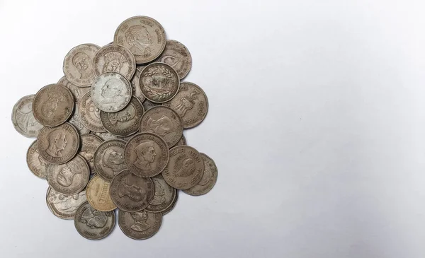 Beyaz arkaplanda eski paralar