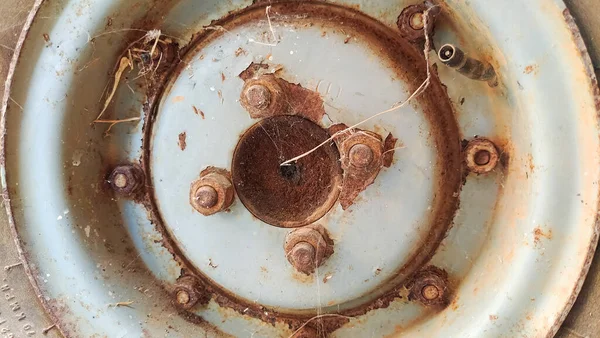 Çok eski paslı araba tekerleği, paslı terk edilmiş araba alaşımlı kenar yakın plan.