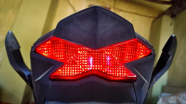 Motosikletli lamba. Kırmızı önlü arka fren lambası süper motorun arka lambası yakın çekim seçici odak noktası 