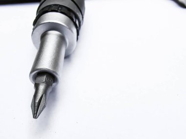 Tornavida beyaz arkaplanda izole edildi. Çapraz metal uçlu değiştirilebilir tornavida. Boşluğu Kopyala Seçici odak
