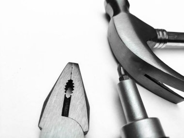 Beyaz arkaplanda izole edilmiş araçlar. Araç, farklı aletler. Kerpeten, tornavida, çekiç, İngiliz anahtarı vs. Boşluğu kopyala 