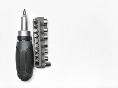 Tornavidalar beyaz arkaplanda izole edildi. Değişken tornavida seti farklı metal, çelik başlıklar ve bitlerle..