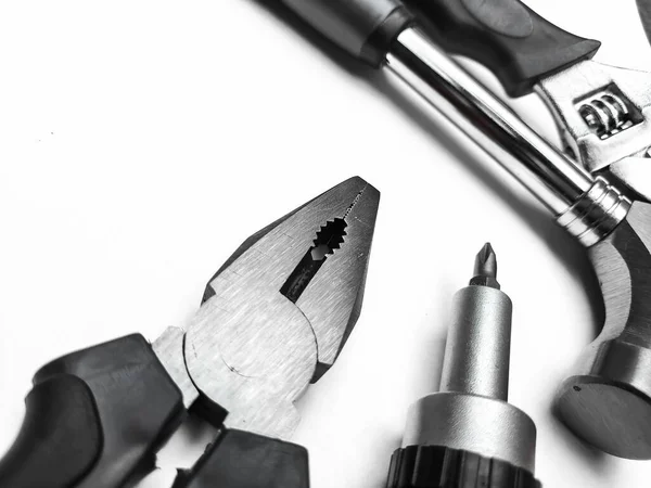 Beyaz arkaplanda izole edilmiş araçlar. Araç, farklı aletler. Kerpeten, tornavida, çekiç, İngiliz anahtarı vs. Boşluğu kopyala 