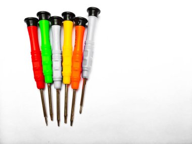 Beyaz arkaplanda küçük tornavidalar var. Hassas tornavida, Seçici odak