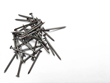 Tırnaklar beyaz arka planda izole edilmiş. Metal çivi yığını yakın görüntü alanı kopyala