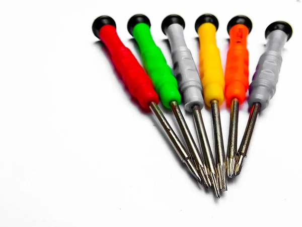 Beyaz arkaplanda küçük tornavidalar var. Hassas tornavida, Seçici odak